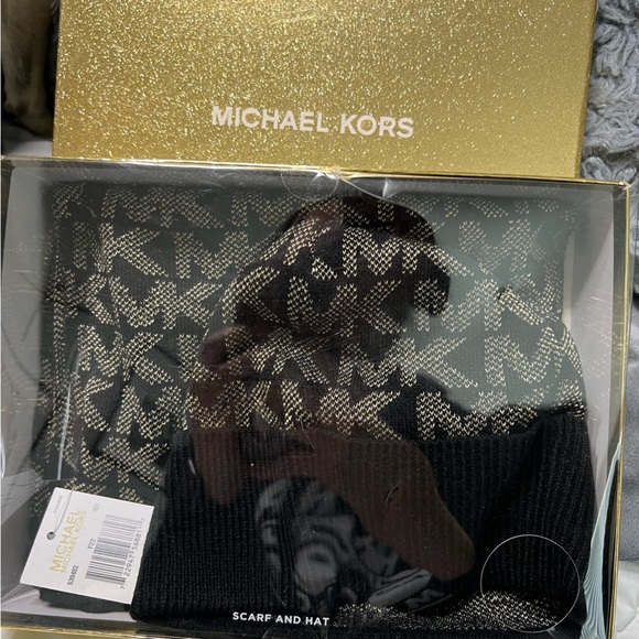 Designer Michael Kors scarf and beanie set - Picture 1 of 3